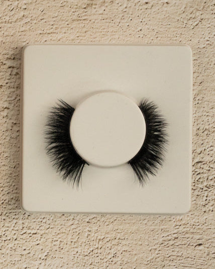 All Eyes On You – Amira Beauty’s Faux Mink Strip Lashes